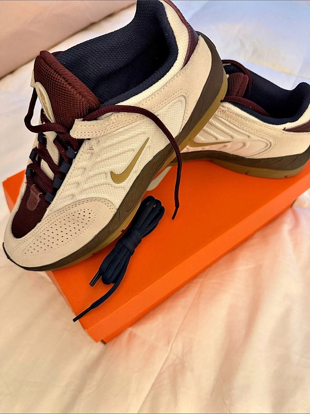 Nike SB Sneakers Cream & Brown US 6.5 males - women 7.5 Like New